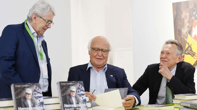 Martin Herrenknecht (Mitte) signiert ein Exemplar seiner Biographie für den bekannten TV-Moderator und Showmaster Frank Elstner (links), der als Zuhörer vor Ort war. Buchautor Gregor Schöllgen (rechts), der von 1985 bis 2017 Professor für Neuere und Neueste Geschichte an der Uni Erlangen war, moderierte die Veranstaltung.