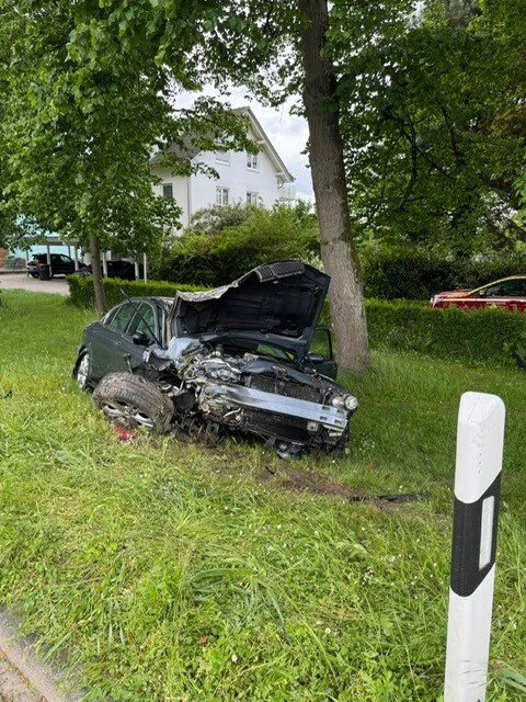 Auf Flucht vor Polizei zwischen Renchen und Appenweier Unfall gebaut ...