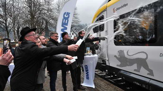 Schwungvoll tauften (von links) Bürgermeister Hans-Jürgen Decker, Stefanie Dörfler (Leiterin Amt für Straßenverkehr), MdB Martin Gassner-Herz (FDP), MdL Bernd Mettenleiter (Grüne), Ministerialdirektor Berthold Frieß und Tobias Harms (Vorstandsvorsitzender SWEG) das Zugfahrzeug Mireo Plus B auf den Namen „Ottenhöfen“. — © Berthold Gallinat