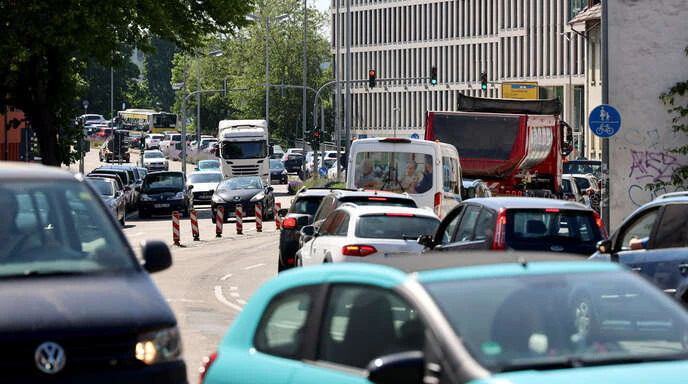 Vom Stadtbuckel in Richtung Kinzigbrücke herrscht auch am Mittwochnachmittag wieder Stau. Voraussichtlich bis 17. Juni brauchen Autofahrer hier viel Geduld. — © Christoph Breithaupt