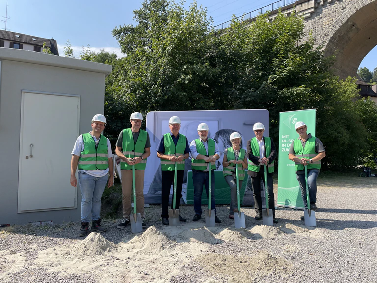 v.l.n.r.: Francesco Michelangelo – Projektleitung Baufirma Insyte Erich Fuhrer - Fraktionsvorsitzender CDU Hornberg Siegfried Scheffold – Bürgermeister von Hornberg Jörg Ellerbrok - UGG Expansions Manager Pia Moser - Stadtbaumeisterin Josef Glöckl-Frohnholzer - Geschäftsführer Breitband Ortenau GmbH & Co. KG Fritz Wöhrle - Fraktionsvorsitzender Freie Wähler Hornberg — © UnsereGrüneGlasfaser