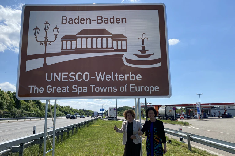 Baden-Baden Welterbe-Schild — © Jonas Sertl / Stadt Baden-Baden