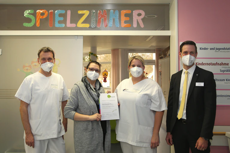 Freuen sich über die Auszeichnung: (v.l.n.r.) Chefarzt Dr. Stefan Stuhrmann, Katharina Kokol Leiterin der Kinder-Intensivstation, Yvonne Geppert, Stellv. Leiterin der Kinder-Allgemeinstation, und Verwaltungsdirektor Mathias Halsinger. — © Ortenau Klinikum / Christian Eggersglüß