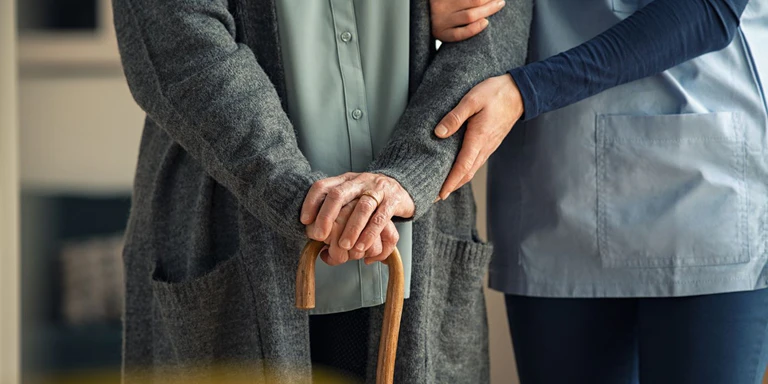 Berufe mit Geschichten - Altenpfleger — © canva.com